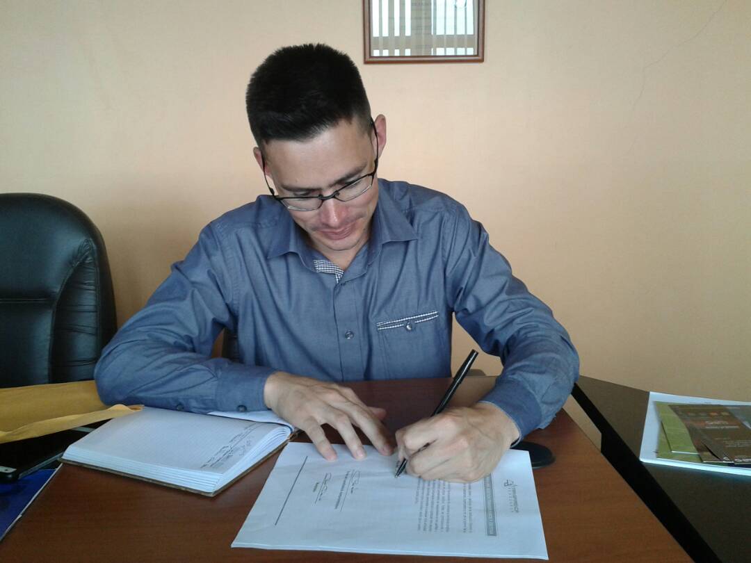 El alcalde Nilson Peña durante la firma del compromiso anticorrupción con Transparencia Venzuela