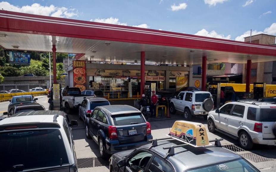 ciudadanos-hacen-largas-colas-para-comprar-gasolina-este-viernes_282615